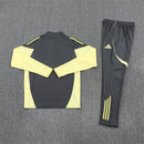 Shop des Spielers, Real Madrid Trainingsanzug 25/26, Real Madrid Jacke Grau, Real Madrid Hose Grau, Real Madrid Gelbe Details, Fußball Trainingsanzug Real Madrid, Real Madrid Kollektion 2026, Trainingsanzug Herren Grau Gelb, Real Madrid Fan-Shop, Real Madrid Training 2026, Fußball-Fanartikel, Real Madrid Trainingskleidung, Trainingsset 2025, Real Madrid grau Set