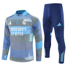 Shop des Spielers, Real Madrid Trainingsanzug 25/26, Real Madrid Jacke Hellblau, Real Madrid Hose Dunkelblau, Fußball Trainingsanzug Real Madrid, Real Madrid Kollektion 2026, Trainingsanzug Herren Grau, Real Madrid Fan-Shop, Real Madrid Training 2026, Fußball-Fanartikel, Real Madrid Trainingskleidung, Trainingsset 2025, Real Madrid Grau Blau.