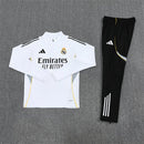 Shop des Spielers, Real Madrid Trainingsanzug 25/26, Real Madrid Jacke Weiß, Real Madrid Hose Schwarz, Fußball Trainingsanzug Real Madrid, MLS Kollektion 2026, Trainingsanzug Herren Weiß Schwarz, Real Madrid Fan-Shop, Real Madrid Training 2026, Fußball-Fanartikel, Real Madrid Trainingskleidung, Trainingsset 2025, Real Madrid weiß schwarz Set.