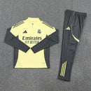Shop des Spielers, Real Madrid Trainingsanzug 25/26, Real Madrid Jacke Gelb, Real Madrid Hose Grau, Fußball Trainingsanzug Real Madrid, Real Madrid Kollektion 2026, Trainingsanzug Herren Gelb Grau, Real Madrid Fan-Shop, Real Madrid Training 2026, Fußball-Fanartikel, Real Madrid Trainingskleidung, Trainingsset 2025, Real Madrid gelb Set.