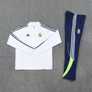 Shop des Spielers, Real Madrid Trainingsanzug 25/26, Real Madrid Jacke Weiß, Real Madrid Hose Dunkelblau, Real Madrid Training-Set, Königliche Kollektion 2026, Trainingsanzug Herren Madrid, Real Madrid Fan-Shop, Fußball Trainingsanzug Weiß, Real Madrid Sportbekleidung, Trainingsanzug 2025, Fußball-Fanartikel.