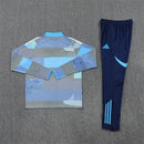 Shop des Spielers, Real Madrid Trainingsanzug 25/26, Real Madrid Jacke Hellblau, Real Madrid Hose Dunkelblau, Fußball Trainingsanzug Real Madrid, Real Madrid Kollektion 2026, Trainingsanzug Herren Grau, Real Madrid Fan-Shop, Real Madrid Training 2026, Fußball-Fanartikel, Real Madrid Trainingskleidung, Trainingsset 2025, Real Madrid Grau Blau.