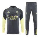Shop des Spielers, Real Madrid Trainingsanzug 25/26, Real Madrid Jacke Grau, Real Madrid Hose Grau, Real Madrid Gelbe Details, Fußball Trainingsanzug Real Madrid, Real Madrid Kollektion 2026, Trainingsanzug Herren Grau Gelb, Real Madrid Fan-Shop, Real Madrid Training 2026, Fußball-Fanartikel, Real Madrid Trainingskleidung, Trainingsset 2025, Real Madrid grau Set