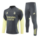 Shop des Spielers, Real Madrid Trainingsanzug 25/26, Real Madrid Jacke Grau, Real Madrid Hose Grau, Real Madrid Gelbe Details, Fußball Trainingsanzug Real Madrid, Real Madrid Kollektion 2026, Trainingsanzug Herren Grau Gelb, Real Madrid Fan-Shop, Real Madrid Training 2026, Fußball-Fanartikel, Real Madrid Trainingskleidung, Trainingsset 2025, Real Madrid grau Set