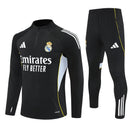 Shop des Spielers, Real Madrid Trainingsanzug 25/26, Real Madrid Jacke Schwarz, Real Madrid Hose Schwarz, Fußball Trainingsanzug Real Madrid, Real Madrid Kollektion 2026, Trainingsanzug Herren Schwarz, Real Madrid Fan-Shop, Real Madrid Training 2026, Fußball-Fanartikel, Real Madrid Trainingskleidung, Trainingsset 2025, Real Madrid schwarz Set.