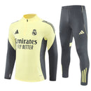 Shop des Spielers, Real Madrid Trainingsanzug 25/26, Real Madrid Jacke Gelb, Real Madrid Hose Grau, Fußball Trainingsanzug Real Madrid, Real Madrid Kollektion 2026, Trainingsanzug Herren Gelb Grau, Real Madrid Fan-Shop, Real Madrid Training 2026, Fußball-Fanartikel, Real Madrid Trainingskleidung, Trainingsset 2025, Real Madrid gelb Set.