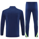 Shop des Spielers, Real Madrid Trainingsanzug 25/26, Real Madrid Jacke Dunkelblau, Real Madrid Hose Dunkelblau, Fußball Trainingsanzug Real Madrid, Königliche Kollektion 2026, Trainingsanzug Herren Blau, Real Madrid Fan-Shop, Real Madrid Training 2026, Fußball-Fanartikel, Real Madrid Trainingskleidung, Trainingsset 2025.