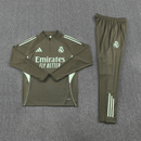 Shop des Spielers, Real Madrid Trainingsanzug, Real Madrid 25/26, Real Madrid Trikot Herren, Real Madrid Trainingsanzug Grau, Real Madrid Sportanzug, Trainingsanzug Herren Grau, Real Madrid 2026, Fußball Trainingsanzug, Real Madrid Fan-Version, Real Madrid Trainingskleidung, Real Madrid Shop, Trainingsanzug Herren, Real Madrid Grau.