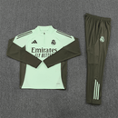 Shop des Spielers, Real Madrid Trainingsanzug, Real Madrid 25/26, Real Madrid Trikot Herren, Real Madrid Trainingsanzug Grün Grau, Real Madrid Sportanzug, Trainingsanzug Herren Grün, Real Madrid 2026, Fußball Trainingsanzug, Real Madrid Fan-Version, Real Madrid Trainingskleidung, Real Madrid Shop, Trainingsanzug Herren, Real Madrid Grün.