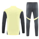 Shop des Spielers, Real Madrid Trainingsanzug 25/26, Real Madrid Jacke Gelb, Real Madrid Hose Grau, Fußball Trainingsanzug Real Madrid, Real Madrid Kollektion 2026, Trainingsanzug Herren Gelb Grau, Real Madrid Fan-Shop, Real Madrid Training 2026, Fußball-Fanartikel, Real Madrid Trainingskleidung, Trainingsset 2025, Real Madrid gelb Set.