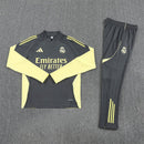 Shop des Spielers, Real Madrid Trainingsanzug 25/26, Real Madrid Jacke Grau, Real Madrid Hose Grau, Real Madrid Gelbe Details, Fußball Trainingsanzug Real Madrid, Real Madrid Kollektion 2026, Trainingsanzug Herren Grau Gelb, Real Madrid Fan-Shop, Real Madrid Training 2026, Fußball-Fanartikel, Real Madrid Trainingskleidung, Trainingsset 2025, Real Madrid grau Set