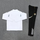 Shop des Spielers, Real Madrid Trainingsanzug 25/26, Real Madrid Jacke Weiß, Real Madrid Hose Schwarz, Fußball Trainingsanzug Real Madrid, MLS Kollektion 2026, Trainingsanzug Herren Weiß Schwarz, Real Madrid Fan-Shop, Real Madrid Training 2026, Fußball-Fanartikel, Real Madrid Trainingskleidung, Trainingsset 2025, Real Madrid weiß schwarz Set.