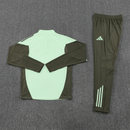 Shop des Spielers, Real Madrid Trainingsanzug, Real Madrid 25/26, Real Madrid Trikot Herren, Real Madrid Trainingsanzug Grün Grau, Real Madrid Sportanzug, Trainingsanzug Herren Grün, Real Madrid 2026, Fußball Trainingsanzug, Real Madrid Fan-Version, Real Madrid Trainingskleidung, Real Madrid Shop, Trainingsanzug Herren, Real Madrid Grün.