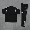 Shop des Spielers, Real Madrid Trainingsanzug 25/26, Real Madrid Jacke Schwarz, Real Madrid Hose Schwarz, Fußball Trainingsanzug Real Madrid, Real Madrid Kollektion 2026, Trainingsanzug Herren Schwarz, Real Madrid Fan-Shop, Real Madrid Training 2026, Fußball-Fanartikel, Real Madrid Trainingskleidung, Trainingsset 2025, Real Madrid schwarz Set.