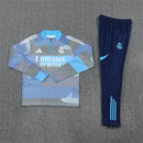 Shop des Spielers, Real Madrid Trainingsanzug 25/26, Real Madrid Jacke Hellblau, Real Madrid Hose Dunkelblau, Fußball Trainingsanzug Real Madrid, Real Madrid Kollektion 2026, Trainingsanzug Herren Grau, Real Madrid Fan-Shop, Real Madrid Training 2026, Fußball-Fanartikel, Real Madrid Trainingskleidung, Trainingsset 2025, Real Madrid Grau Blau.