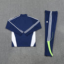 Shop des Spielers, Real Madrid Trainingsanzug 25/26, Real Madrid Jacke Dunkelblau, Real Madrid Hose Dunkelblau, Fußball Trainingsanzug Real Madrid, Königliche Kollektion 2026, Trainingsanzug Herren Blau, Real Madrid Fan-Shop, Real Madrid Training 2026, Fußball-Fanartikel, Real Madrid Trainingskleidung, Trainingsset 2025.