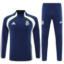 Shop des Spielers, Real Madrid Trainingsanzug 25/26, Real Madrid Jacke Dunkelblau, Real Madrid Hose Dunkelblau, Fußball Trainingsanzug Real Madrid, Königliche Kollektion 2026, Trainingsanzug Herren Blau, Real Madrid Fan-Shop, Real Madrid Training 2026, Fußball-Fanartikel, Real Madrid Trainingskleidung, Trainingsset 2025.