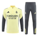 Shop des Spielers, Real Madrid Trainingsanzug 25/26, Real Madrid Jacke Gelb, Real Madrid Hose Grau, Fußball Trainingsanzug Real Madrid, Real Madrid Kollektion 2026, Trainingsanzug Herren Gelb Grau, Real Madrid Fan-Shop, Real Madrid Training 2026, Fußball-Fanartikel, Real Madrid Trainingskleidung, Trainingsset 2025, Real Madrid gelb Set.