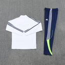 Shop des Spielers, Real Madrid Trainingsanzug 25/26, Real Madrid Jacke Weiß, Real Madrid Hose Dunkelblau, Real Madrid Training-Set, Königliche Kollektion 2026, Trainingsanzug Herren Madrid, Real Madrid Fan-Shop, Fußball Trainingsanzug Weiß, Real Madrid Sportbekleidung, Trainingsanzug 2025, Fußball-Fanartikel.