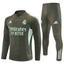 Shop des Spielers, Real Madrid Trainingsanzug, Real Madrid 25/26, Real Madrid Trikot Herren, Real Madrid Trainingsanzug Grau, Real Madrid Sportanzug, Trainingsanzug Herren Grau, Real Madrid 2026, Fußball Trainingsanzug, Real Madrid Fan-Version, Real Madrid Trainingskleidung, Real Madrid Shop, Trainingsanzug Herren, Real Madrid Grau.