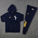 Shop des Spielers, Real Madrid Trainingsanzug 25/26, Real Madrid Dunkelblau Trainingsanzug, Real Madrid Sportanzug Herren, Real Madrid Jacke Hose, Fußball Trainingsanzug, Real Madrid Trainingsset, Performance Sportbekleidung, Real Madrid 2026, Trainingsanzug Herren Blau, Königliche Trainingskleidung, Real Madrid Fanshop, Sportanzug Real Madrid, Real Madrid dunkelblaues Set.