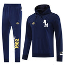 Shop des Spielers, Real Madrid Trainingsanzug 25/26, Real Madrid Dunkelblau Trainingsanzug, Real Madrid Sportanzug Herren, Real Madrid Jacke Hose, Fußball Trainingsanzug, Real Madrid Trainingsset, Performance Sportbekleidung, Real Madrid 2026, Trainingsanzug Herren Blau, Königliche Trainingskleidung, Real Madrid Fanshop, Sportanzug Real Madrid, Real Madrid dunkelblaues Set.