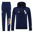 Shop des Spielers, Real Madrid Trainingsanzug 25/26, Real Madrid Dunkelblau Trainingsanzug, Real Madrid Sportanzug Herren, Real Madrid Jacke Hose, Fußball Trainingsanzug, Real Madrid Trainingsset, Performance Sportbekleidung, Real Madrid 2026, Trainingsanzug Herren Blau, Königliche Trainingskleidung, Real Madrid Fanshop, Sportanzug Real Madrid, Real Madrid dunkelblaues Set.