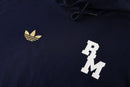 Shop des Spielers, Real Madrid Trainingsanzug 25/26, Real Madrid Dunkelblau Trainingsanzug, Real Madrid Sportanzug Herren, Real Madrid Jacke Hose, Fußball Trainingsanzug, Real Madrid Trainingsset, Performance Sportbekleidung, Real Madrid 2026, Trainingsanzug Herren Blau, Königliche Trainingskleidung, Real Madrid Fanshop, Sportanzug Real Madrid, Real Madrid dunkelblaues Set.