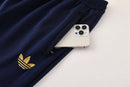 Shop des Spielers, Real Madrid Trainingsanzug 25/26, Real Madrid Dunkelblau Trainingsanzug, Real Madrid Sportanzug Herren, Real Madrid Jacke Hose, Fußball Trainingsanzug, Real Madrid Trainingsset, Performance Sportbekleidung, Real Madrid 2026, Trainingsanzug Herren Blau, Königliche Trainingskleidung, Real Madrid Fanshop, Sportanzug Real Madrid, Real Madrid dunkelblaues Set.