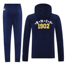 Shop des Spielers, Real Madrid Trainingsanzug 25/26, Real Madrid Dunkelblau Trainingsanzug, Real Madrid Sportanzug Herren, Real Madrid Jacke Hose, Fußball Trainingsanzug, Real Madrid Trainingsset, Performance Sportbekleidung, Real Madrid 2026, Trainingsanzug Herren Blau, Königliche Trainingskleidung, Real Madrid Fanshop, Sportanzug Real Madrid, Real Madrid dunkelblaues Set.
