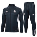 Real Madrid, Trainingsanzug, 25/26, Herren, Dunkelgrau, Jacke und Hose, Real Madrid Fanwear, Real Madrid Trainingsset, Fußball Fanartikel, Merengues Style, Shop des Spielers, Casual Sportswear