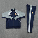Shop des Spielers, Real Madrid Trainingsanzug, Real Madrid 25/26, Real Madrid Trikot Herren, Real Madrid Trainingsanzug Dunkelblau, Real Madrid Sportanzug, Trainingsanzug Herren Blau, Real Madrid 2026, Fußball Trainingsanzug, Real Madrid Fan-Version, Real Madrid Trainingskleidung, Real Madrid Shop, Trainingsanzug Herren.