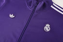 Shop des Spielers, Real Madrid Trainingsanzug 25/26, Real Madrid Lila Trainingsanzug, Real Madrid Sportanzug Herren, Real Madrid Jacke Hose, Fußball Trainingsanzug, Real Madrid Trainingsset, Performance Sportbekleidung, Real Madrid 2026, Trainingsanzug Herren Lila, Königliche Trainingskleidung, Real Madrid Fanshop, Sportanzug Real Madrid.