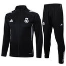 Shop des Spielers, Real Madrid Trainingsanzug 25/26, Real Madrid Jacke Schwarz, Real Madrid Hose Schwarz, Fußball Trainingsanzug Real Madrid, Königliche Kollektion 2026, Trainingsanzug Herren Schwarz, Real Madrid Fan-Shop, Real Madrid Training 2026, Fußball-Fanartikel, Real Madrid Trainingskleidung, Trainingsset 2025, Real Madrid schwarz Set.