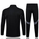 Shop des Spielers, Real Madrid Trainingsanzug 25/26, Real Madrid Jacke Schwarz, Real Madrid Hose Schwarz, Fußball Trainingsanzug Real Madrid, Königliche Kollektion 2026, Trainingsanzug Herren Schwarz, Real Madrid Fan-Shop, Real Madrid Training 2026, Fußball-Fanartikel, Real Madrid Trainingskleidung, Trainingsset 2025, Real Madrid schwarz Set.
