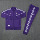 Shop des Spielers, Real Madrid Trainingsanzug 25/26, Real Madrid Lila Trainingsanzug, Real Madrid Sportanzug Herren, Real Madrid Jacke Hose, Fußball Trainingsanzug, Real Madrid Trainingsset, Performance Sportbekleidung, Real Madrid 2026, Trainingsanzug Herren Lila, Königliche Trainingskleidung, Real Madrid Fanshop, Sportanzug Real Madrid.