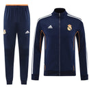 Shop des Spielers, Real Madrid Trainingsanzug 25/26, Real Madrid Jacke Dunkelblau, Real Madrid Hose Dunkelblau, Fußball Trainingsanzug Real Madrid, Königliche Kollektion 2026, Trainingsanzug Herren Dunkelblau, Real Madrid Fan-Shop, Real Madrid Training 2026, Fußball-Fanartikel, Real Madrid Trainingskleidung, Trainingsset 2025.