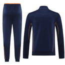 Shop des Spielers, Real Madrid Trainingsanzug 25/26, Real Madrid Jacke Dunkelblau, Real Madrid Hose Dunkelblau, Fußball Trainingsanzug Real Madrid, Königliche Kollektion 2026, Trainingsanzug Herren Dunkelblau, Real Madrid Fan-Shop, Real Madrid Training 2026, Fußball-Fanartikel, Real Madrid Trainingskleidung, Trainingsset 2025.