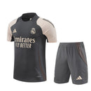 Real Madrid Trainingsset 2025 2026 graues Trikot und Shorts 1.1 Premium Qualität Shop des Spielers Madrid Training Kit Carbon Grey, Real Madrid Trainingsset 2025 grau, Madrid Trikot grau, Real Madrid Shorts anthrazit, Madrid Set 25/26, Fußball Trainingsset Herren grau, 1.1 Qualität Real Madrid, Mbappé Training Madrid, Real Madrid Fanshop Deutschland, Fußball Set La Liga.