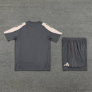 Real Madrid Trainingsset 2025 2026 graues Trikot und Shorts 1.1 Premium Qualität Shop des Spielers Madrid Training Kit Carbon Grey, Real Madrid Trainingsset 2025 grau, Madrid Trikot grau, Real Madrid Shorts anthrazit, Madrid Set 25/26, Fußball Trainingsset Herren grau, 1.1 Qualität Real Madrid, Mbappé Training Madrid, Real Madrid Fanshop Deutschland, Fußball Set La Liga.