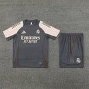 Real Madrid Trainingsset 2025 2026 graues Trikot und Shorts 1.1 Premium Qualität Shop des Spielers Madrid Training Kit Carbon Grey, Real Madrid Trainingsset 2025 grau, Madrid Trikot grau, Real Madrid Shorts anthrazit, Madrid Set 25/26, Fußball Trainingsset Herren grau, 1.1 Qualität Real Madrid, Mbappé Training Madrid, Real Madrid Fanshop Deutschland, Fußball Set La Liga.
