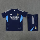 Detailaufnahme des Real Madrid Vereinswappens auf dem Trainingstrikot 25/26.