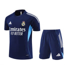 Offizielles Real Madrid Trainingsset 25/26 mit Trikot und Shorts in Marineblau.