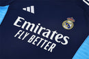 Detailaufnahme des Real Madrid Vereinswappens auf dem Trainingstrikot 25/26.