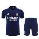 Offizielles Real Madrid Trainingsset 25/26 mit Trikot und Shorts in Marineblau.