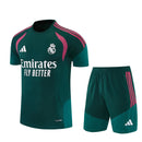 Shop des Spielers, Real Madrid Trainingsset 26/27, Real Madrid Trikot und Shorts grün, Real Madrid Trainingskleidung, Real Madrid Fan-Artikel, Real Madrid Training 2026, Real Madrid Trainingsset Herren, Fußball Trainingsset grün, Real Madrid Kleidung Deutschland, Fußball-Shop, Real Madrid Jersey Set.