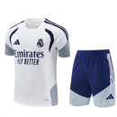 Real Madrid Trainingsset 2026 2027 Herren weißes Trikot marineblaue Shorts 1.1 Premium Qualität Shop des Spielers Madrid Training Gear, Real Madrid Trainingsset 2026, Madrid Trikot weiß, Real Madrid Shorts blau, Real Madrid Trikot 26/27, Fußball Trainingsset Herren, 1.1 Qualität Real Madrid, Vini Jr Training Madrid, Real Madrid Fanshop Deutschland, Fußball Set weiß navy.