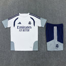 Real Madrid Trainingsset 2026 2027 Herren weißes Trikot marineblaue Shorts 1.1 Premium Qualität Shop des Spielers Madrid Training Gear, Real Madrid Trainingsset 2026, Madrid Trikot weiß, Real Madrid Shorts blau, Real Madrid Trikot 26/27, Fußball Trainingsset Herren, 1.1 Qualität Real Madrid, Vini Jr Training Madrid, Real Madrid Fanshop Deutschland, Fußball Set weiß navy.