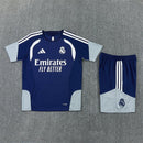 Real Madrid Trainingsset 2026 2027 Herren marineblau Trikot und Shorts 1.1 Premium Qualität Shop des Spielers Madrid Training Gear, Real Madrid Trainingsset 2026, Madrid Gear marineblau, Real Madrid Trikot 26/27, Fußball Trainingsset Herren, 1.1 Qualität Real Madrid, Mbappé Training Madrid, Real Madrid Fanshop Deutschland, Fußball Set navy blau.