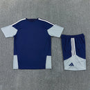 Real Madrid Trainingsset 2026 2027 Herren marineblau Trikot und Shorts 1.1 Premium Qualität Shop des Spielers Madrid Training Gear, Real Madrid Trainingsset 2026, Madrid Gear marineblau, Real Madrid Trikot 26/27, Fußball Trainingsset Herren, 1.1 Qualität Real Madrid, Mbappé Training Madrid, Real Madrid Fanshop Deutschland, Fußball Set navy blau.